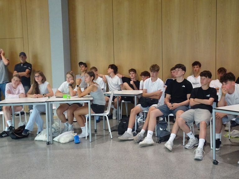 Pfeifen statt nur kicken: Im Kurs lernten die Schüler, Entscheidungen rasch und selbstbewusst auf dem Spielfeld zu treffen.