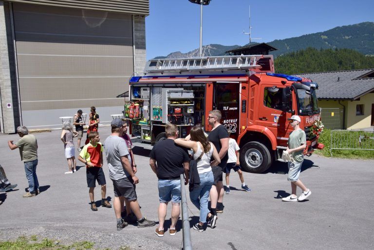 Florianis brennen für die Sicherheit im Dorf: Das neue Tanklöschfahrzeug für die Ortsfeuerwehr Latschau.