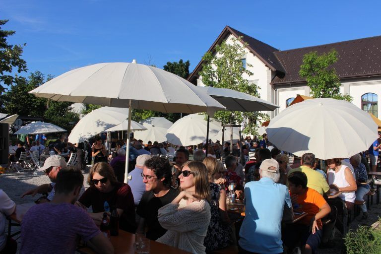 Volles Haus und beste Stimmung beim Hock im Park der Lauteracher Bürgermusik. PETER STRAUSS