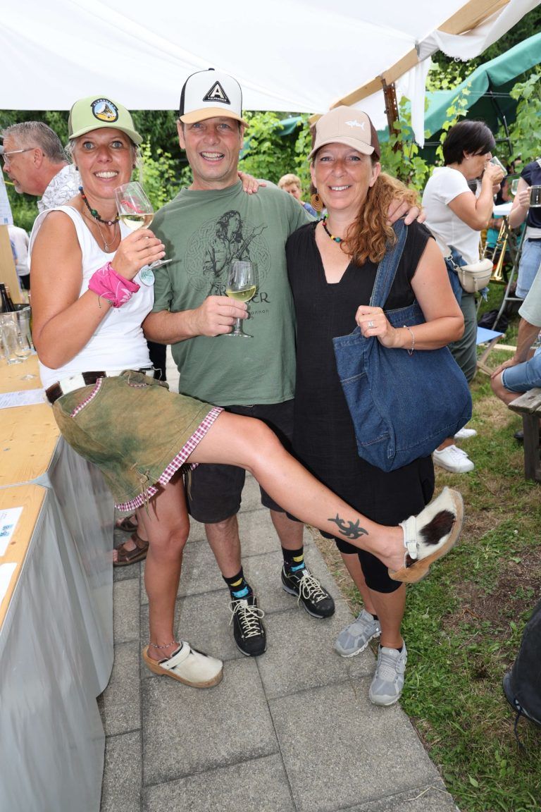 Messe, Musik und Genuss im Klauser Rebgarten: "Tati", "Bona" und Gabi waren bester Laune.