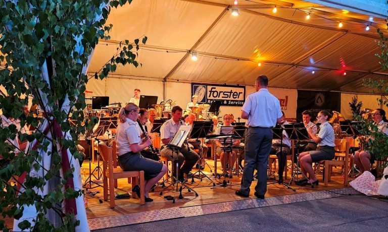 Großartige Stimmung beim „Sommerkonzert“ der Militärmusik Vorarlberg in Lochau: Unter der Stabführung von Militärkapellmeister Major Wolfram Öller boten die Militärmusikantinnen und Militärmusikanten ein abwechslungsreiches Programm.