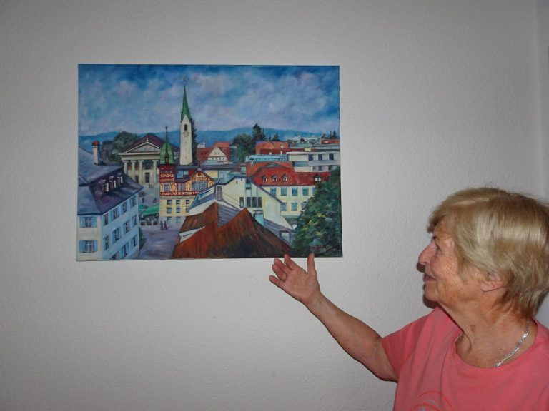 Heimat auf Leinwand : Die Künstlerin zeigt ein Bild, das den Dornbirner Marktplatz zeigt.