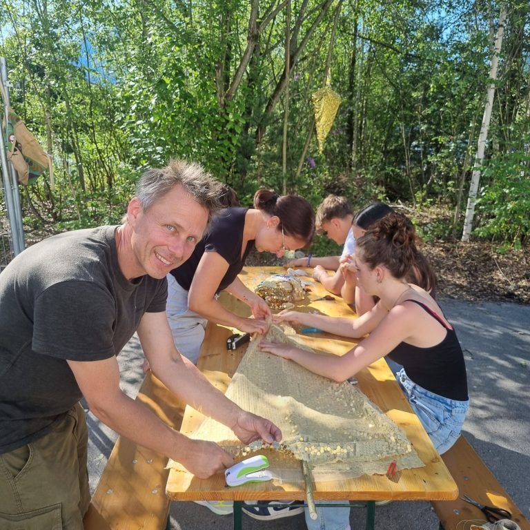 Land Art-Installation "Good things" im Kultursteg Bludenz 2025: Glitzerblätter und die Produzenten (Bildergalerie)