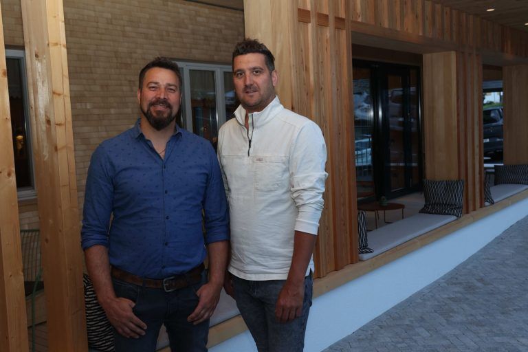 "Heldenhüpferei" im Auer "Adler" : Bauleiter Andreas Wittwer und Architekt Frank Oberlechner.