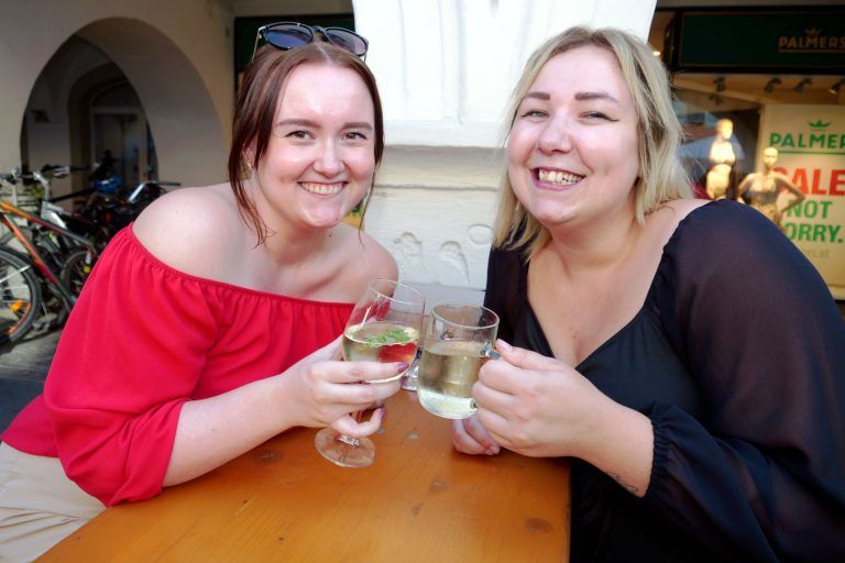 Große Gala für Wein und Blasmusik : Stimmung auf den Bänken: Auch Selina und Sabrina feierten das Fest in bester Laune.