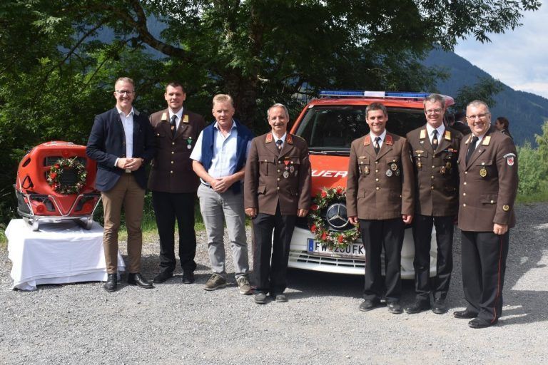 Laterns feiert Feuerwehrfest und spendet für kranke Kinder: LR Christian Gantner und Bürgermeister Gerold Welte mit den Funktionären. der FW Laterns.