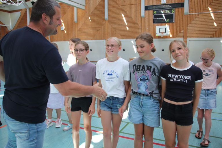 Was nicht im Zeugnis steht: Direktor Dieter Losert gratulierte zahlreichen Sportlerinnen zu ihren Erfolgen.