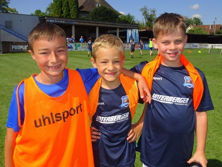 Ferienspaß im Holzstadion : Edi, Florian und Theo spielen ab Herbst bei der U10 des FC Lustenau und diese Woche genießen sie sportlich-lustige Camp-Tage.