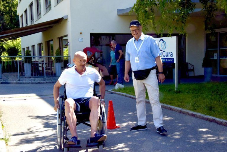 Starkes Zeichen für gelebte Gemeinschaft und Solidarität: LAbg. Joachim Weixlbaumer probiert den Rollstuhl aus. Heinz Tinkhauser staunt über seine Geschicklichkeit.