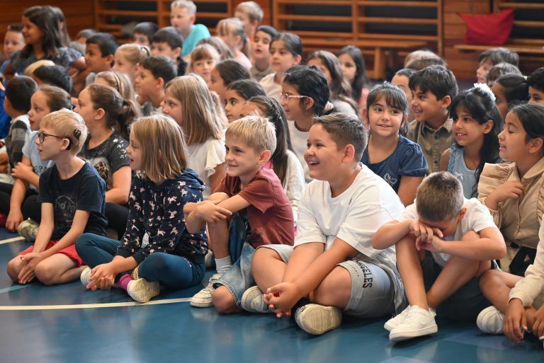 Volksschullehrerin nach 45 Jahren in Pension verabschiedet: Die Kinder sangen ihr ein eigens komponiertes Lied vor.
