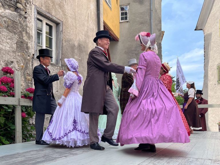 Brauchtum trifft auf Biedermeier-Romantik in der Oberstadt: Die Tanzgruppe des Biedermeier Vereins Heiden tanzte die Quadrille Francaise von Johann Strauß Sohn