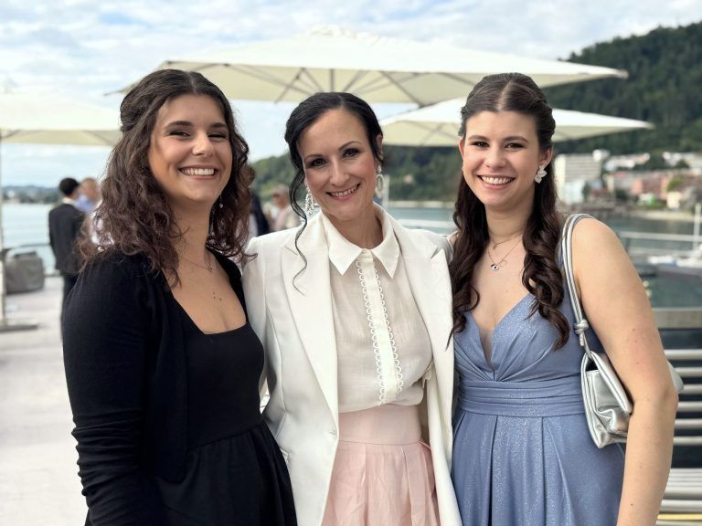 Ein Abend für die Gastgeber von morgen: Christine Schifer mit ihren Töchtern Laura und Emily.