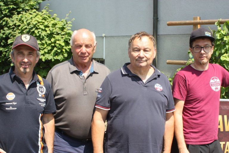 Oldtimer-Rallye begeistert erneut Zwischenwasser: Bürgermeister Jürgen Bachmann mit den Funktionären der Oldtimerfreunde Zwischenwasser hatten alles im Griff.