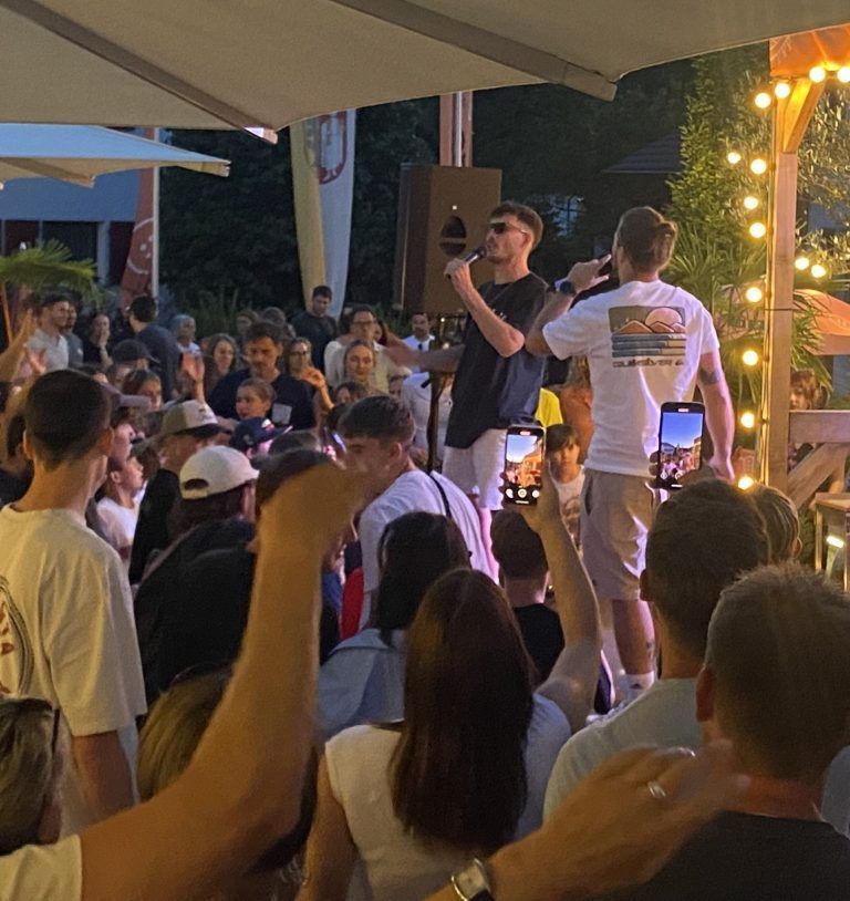 Starker Auftakt der Sommersessions in Göfis mit Rapper Bada : Bada trat mit verschiedenen Künstlern auf