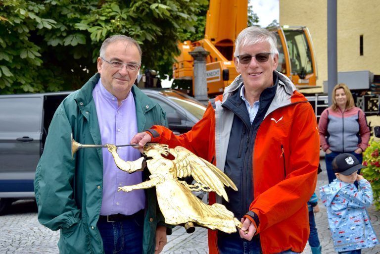 Jahrhundertealter Münsterengel wird restauriert: Pfarrmoderator Hans Tinkhauser und der stellvertretende Vorsitzende des Schrunser Pfarrkirchenrates, Werner Ganahl mit dem Münsterengel am Schrunser Kirchplatz.