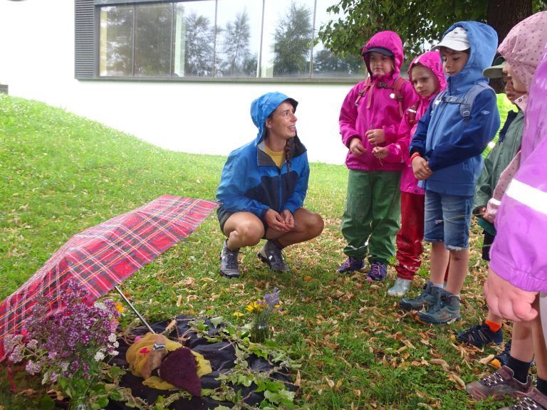 Abenteuer mit dem Waldräuber : Hinter dem Schulhof wartet schon der Waldräuber, der die Kinder mit auf ein Abenteuer nimmt.