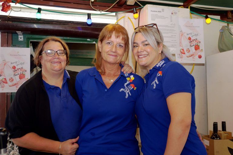 Große Gala für Wein und Blasmusik : Magda Gisinger mit Denise und Conny Nachbaur bei den Spältabürgern.