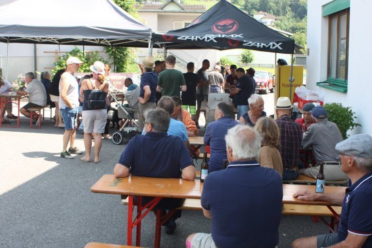 Oldtimer-Rallye begeistert erneut Zwischenwasser: Die Gäste verfolgten die Ralleye.