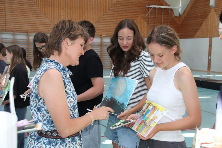 Was nicht im Zeugnis steht: Bgm. Angelika Moosbrugger überreichte die Kunstpreise.
