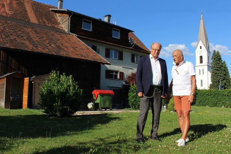Bürgermeister Elmar Rhomberg: „Wir sind vor allem Felix Fessler Dank schuldig, dass die Gemeinde diese für die Zentrumsentwicklung und Kinderbetreuung gleichermaßen wichtige Immobilie erwerben konnte.“ PETER STRAUSS
