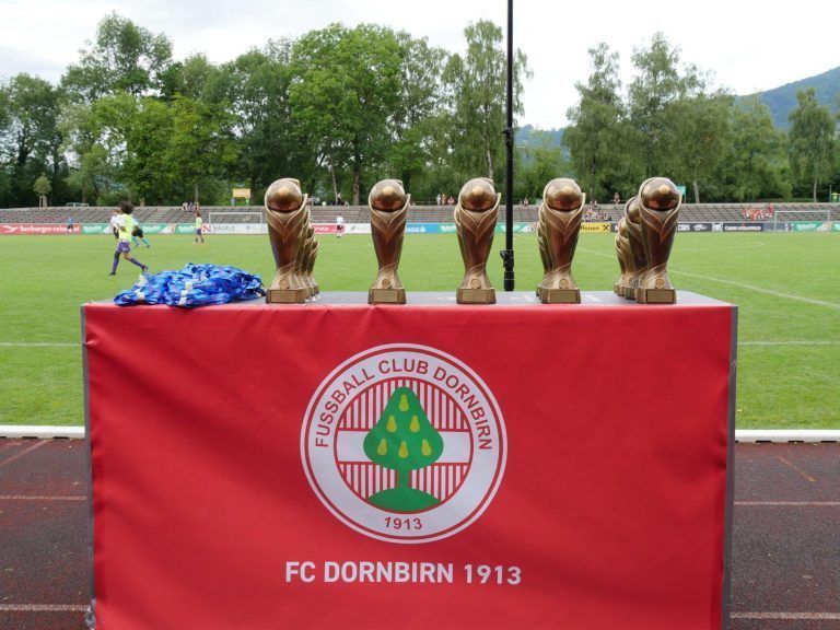 Dornbirn begeistert mit Premiere des internationalen „Vorarlberg Pokal“: Wunderschöne Pokale gab es für die Besten.