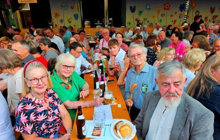 Großartige Stimmung beim „Sommerkonzert“ der Militärmusik Vorarlberg in Lochau: Mit einem bravourösen Auftritt begeisterte die Militärmusik Vorarlberg beim „Sommerkonzert“ in der Dorffest-Open-Air-Arena im Lochauer Schulhof über 600 Blasmusikfreunde.