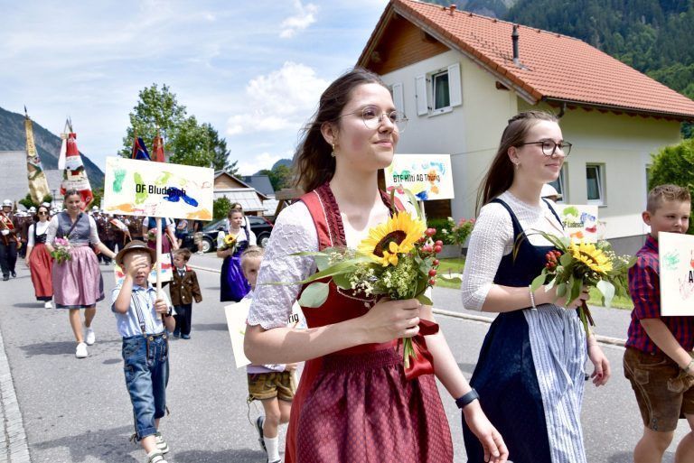 "Brand"-heißes Feuerwehrfest im Brandnertal: Die Festdamen freuten sich auf das Festprogramm.