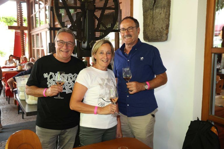 Feines Fest bei Paradewinzer: Ernst und Ruth Prantl, Heinz Bechtold.