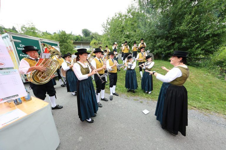 Messe, Musik und Genuss im Klauser Rebgarten: Die Bürgermusik Klaus leitete Manuela Vonbun.