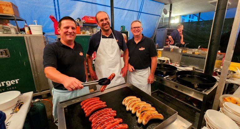 Viel Applaus für ein erfolgreiches Lochauer Dorffest: Alles im Griff hatte das langjährig bewährte Festteam des Musikvereines.