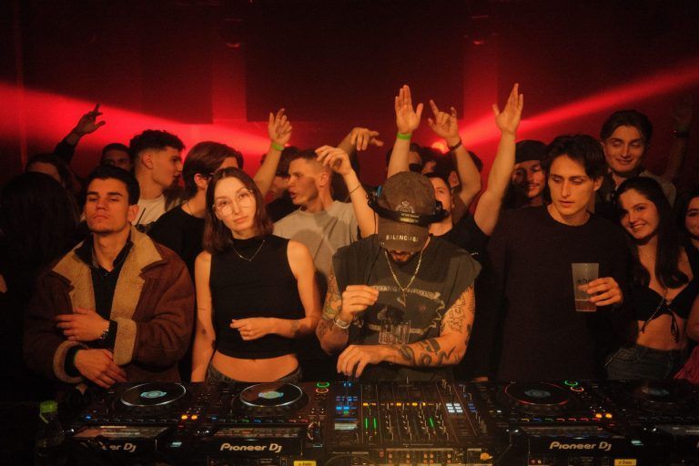 Frischer Wind in Vorarlbergs Clubszene: Als DJ AVO2X bringt Adrian Vögel die Clubs zum Tanzen. @privat
