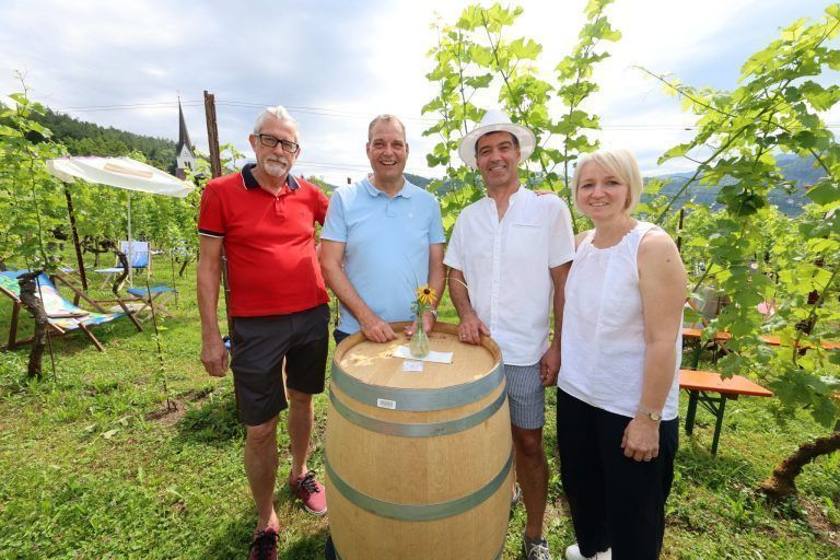 Messe, Musik und Genuss im Klauser Rebgarten: Peter Stöger, Gert Wiesenegger, Christian und Elke Längle.