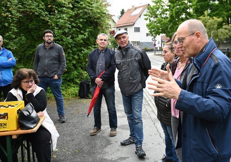Infoabende zu Gemeinschaftswohnen: Franz Rüf (ganz rechts) begrüßte die Mitglieder der neuen Genossenschaft.