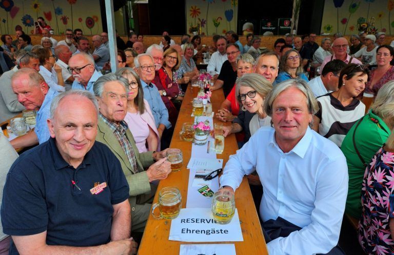 Ehrenzeichen der Gemeinde Lochau in Gold für Wolfram Baldauf: Das traditionelle „Sommerkonzertes der Militärmusik Vorarlberg“ in Lochau bildete den würdigen Rahmen für die Überreichung des „Ehrenzeichen der Gemeinde Lochau in Gold“ an Wolfram Baldauf.