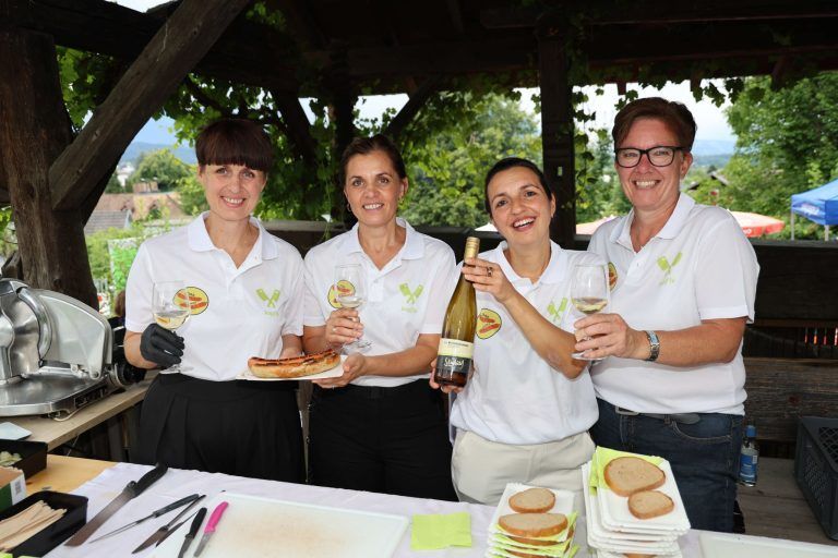 Messe, Musik und Genuss im Klauser Rebgarten: Irene, Silvia, Isabell und Elke vom "Kopfle-Team".