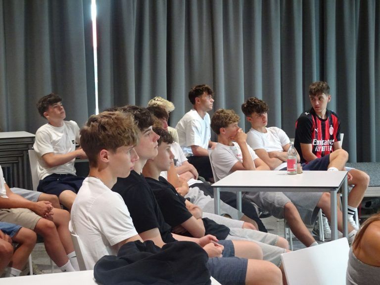 Pfeifen statt nur kicken: Im Kurs lernten die Schüler, Entscheidungen rasch und selbstbewusst auf dem Spielfeld zu treffen.