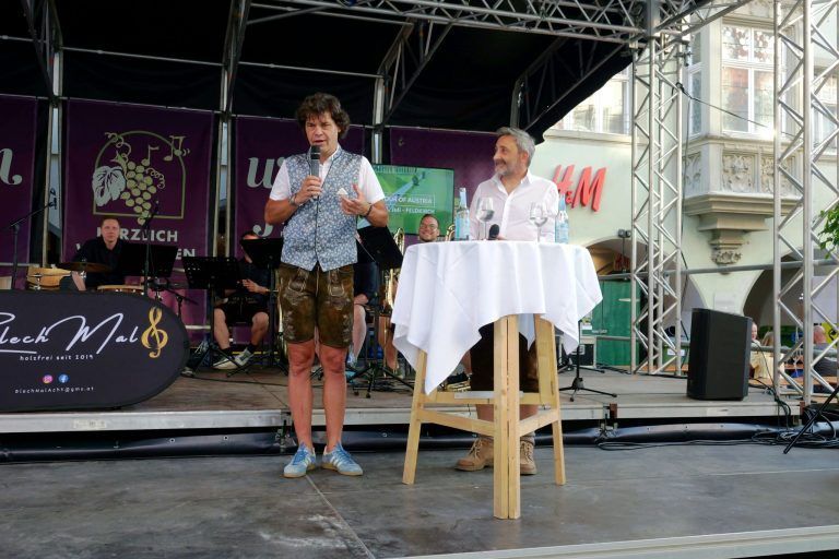 Große Gala für Wein und Blasmusik : Bürgermeister Rädler im Bühnenlicht: Beim offiziellen Auftakt lobte er das Engagement der Feldkircher Vereine und die kulturelle Strahlkraft des Festes.