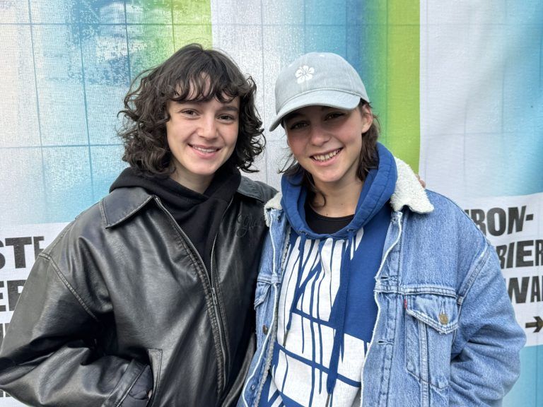 Musikalische Highlights : Poolbar-Fans: Viktoria und Luisa Ganahl.