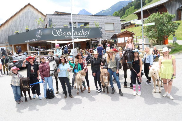 Karoline Girardelli (7.v.l) mit Pferden, Ponies, Kidnern und Helfer:innen.