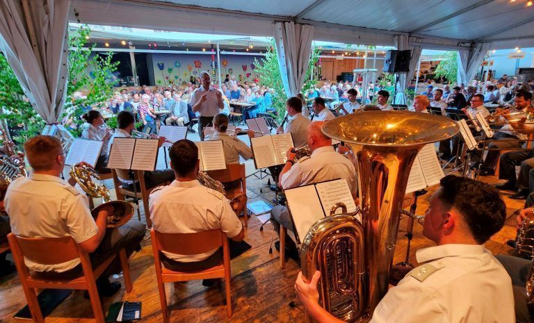 Großartige Stimmung beim „Sommerkonzert“ der Militärmusik Vorarlberg in Lochau: Unter der Stabführung von Militärkapellmeister Major Wolfram Öller boten die Militärmusikantinnen und Militärmusikanten ein abwechslungsreiches Programm.