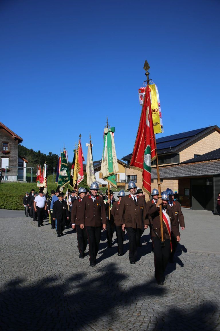Ein Zeichen für Vergangenheit und Gegenwart : Auch die Delegation der Feuerwehr Buch feierte mit dem örtlichen Kameradschaftsbunc