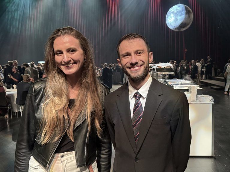 Rauschendes Premierenfest: Geigerin Yuliya Kazimirovich mit Parsa Kalantari.