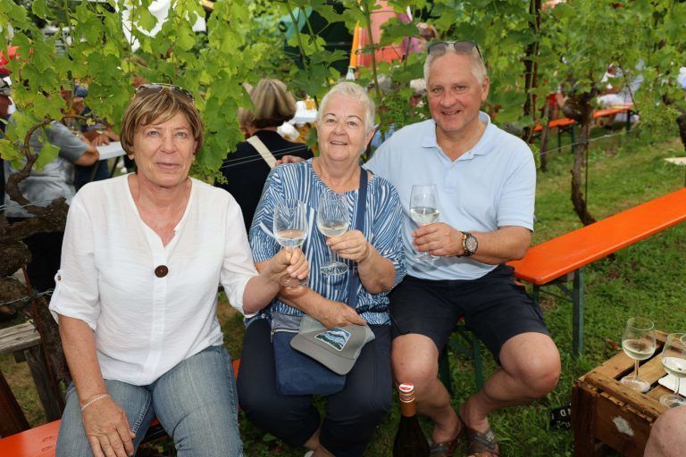 Messe, Musik und Genuss im Klauser Rebgarten: Andrea, Mary und Klaus.