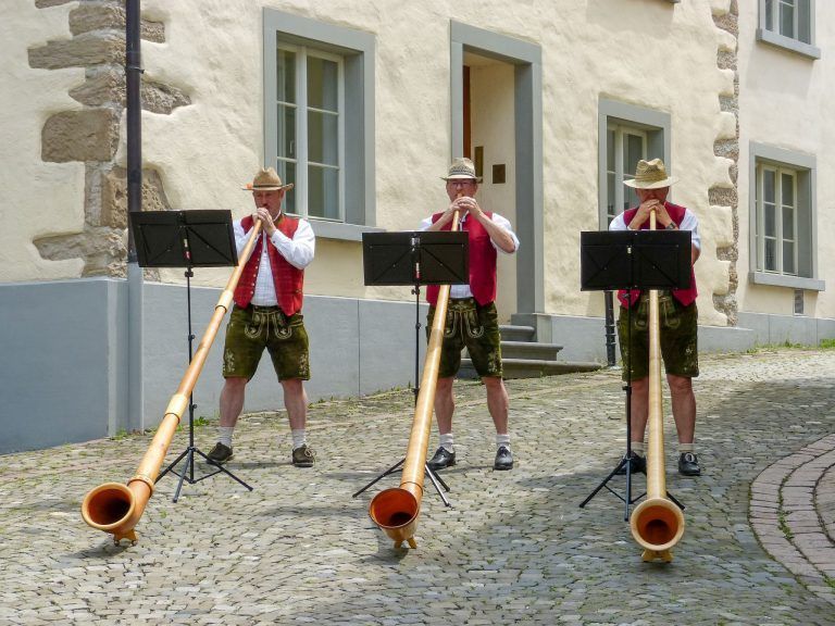 Brauchtum trifft auf Biedermeier-Romantik in der Oberstadt: Das Bregenzer Alphorntrio: Lutz Hulka, Peter Kranabetter und Ernst Gratzer