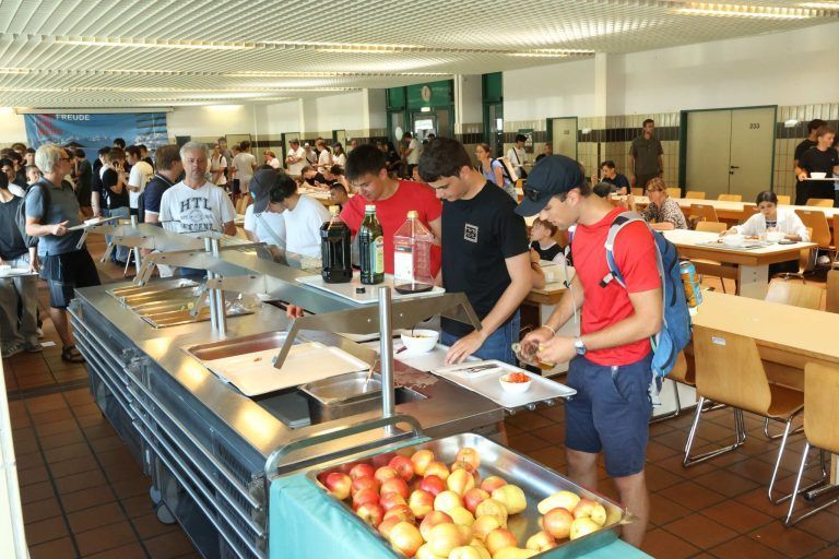 "Kämpfen können um nicht kämpfen zu müssen": Zum Ausklang gab es ein Mittagessen in der Kantine.