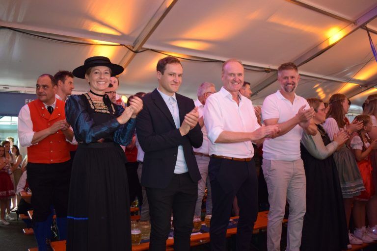 Lingenau war Hochburg der Blasmusik: Auch die Ehrengäste mit LR Martina Rüscher standen beim Einzug der Fahnen auf den Bänken Spalier.