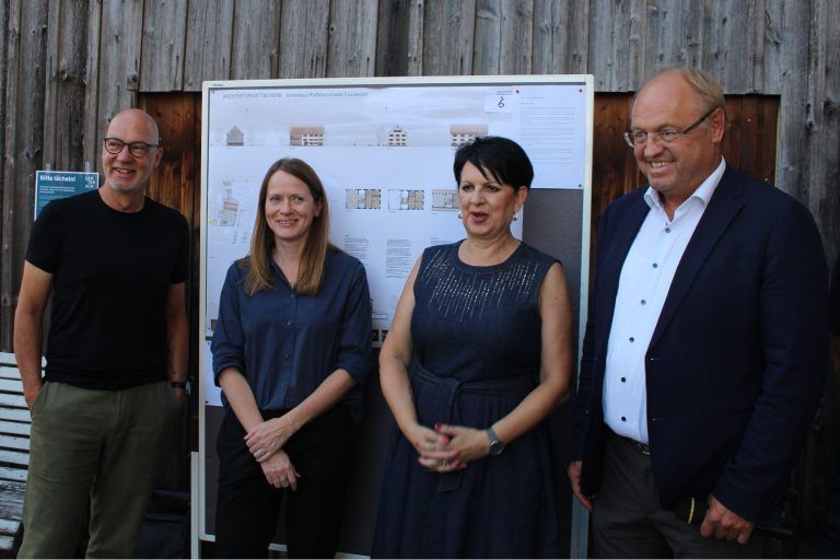 Aus Feßlerhaus wird ein Kinder-Paradies: Elmar Rhomberg und Vizebürgermeisterin Sabine Kassegger als zuständige Referentin konnten mit Christoph Kalb und seiner Mitarbeiterin Claudia Greussing einen einstimmigen Sieger des Wettbewerbs vorstellen.