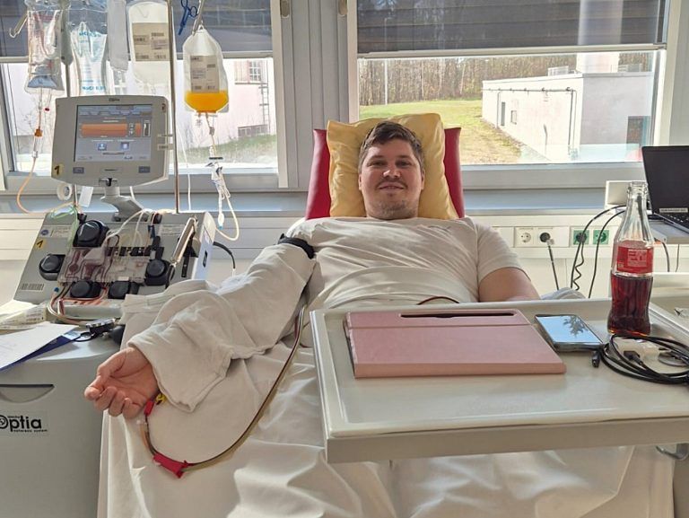 Er zögerte keine Sekunde: Während der Stammzellentnahme war Dominik ans Apheresegerät angeschlossen. BURTSCHER