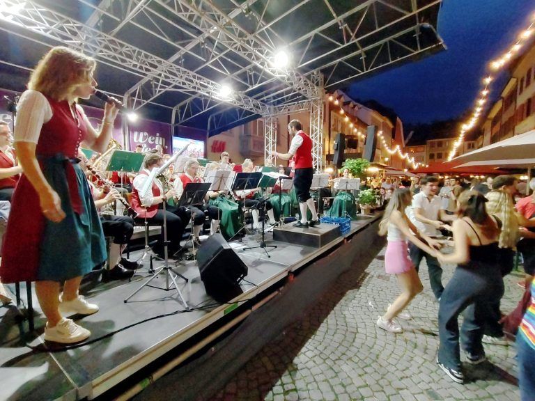 Große Gala für Wein und Blasmusik : Mit „Wackelkontakt“ und „La vita è bello“ brachte die Harmoniemusik das Publikum in Tanzlaune.
