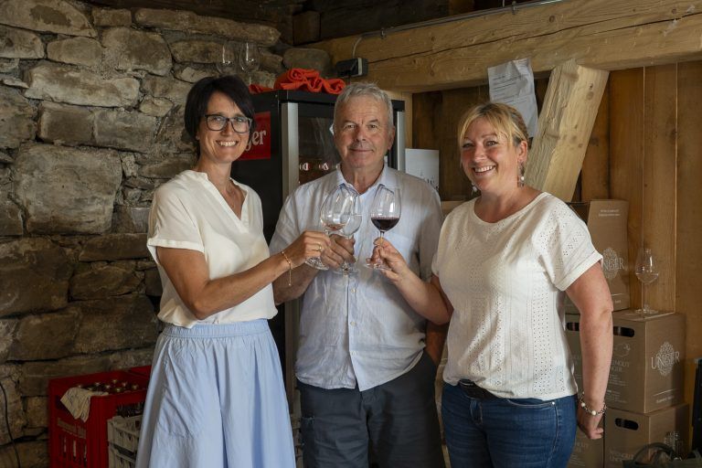 Feierliche Eröffnung von „Herissäge“: Wolfgang Troy und seine Helferinnen in der Weinlaube im Sägemehlloch